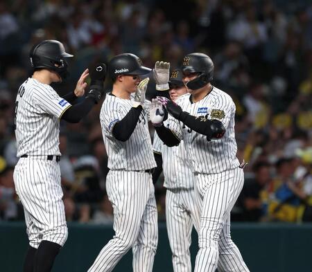 １回、勝ち越しとなる満塁本塁打を放ち、ナインに祝福される大山（右）＝撮影・北村雅宏