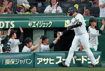 １回、満塁本塁打を放った大山（手前）とタッチを交わす藤川監督（撮影・立川洋一郎）