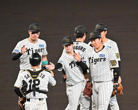 勝利を喜ぶ大山（右）ら阪神ナイン（撮影・西田忠信）