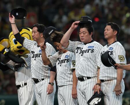 ファンに勝利のあいさつをする藤川監督（左）＝撮影・北村雅宏