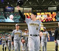 　バンテリンドームでの最終戦を本塁打で飾り、ファンに手を振る佐藤輝（撮影・田中太一）
