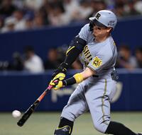 　１回、２ランを放つ佐藤輝（撮影・田中太一）