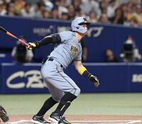 　１回、先制となる２ランを放つ佐藤輝（撮影・北村雅宏）
