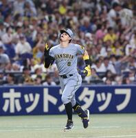　１回、先制となる２ランを放ち、天を見上げる佐藤輝（撮影・北村雅宏）