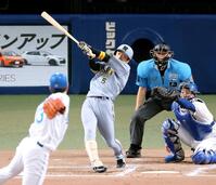 　７回、適時二塁打を放つ近本（撮影・立川洋一郎）