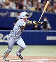 　９回、三塁打を放つ近本（撮影・北村雅宏）