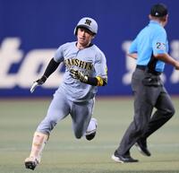 　９回、三塁打を放つ近本（撮影・田中太一）