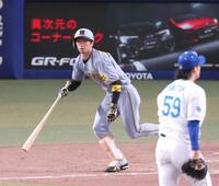 　９回、右中間へ三塁打を放つ近本（撮影・立川洋一郎）