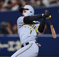 　４回、安打を放つ森下（撮影・田中太一）