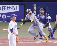 　４回、左前打を放つ森下（撮影・立川洋一郎）