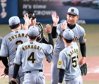 　最後を締め、ナインとタッチを交わす岩崎（右端）＝撮影・立川洋一郎