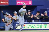 　９回、登板するマウンドへ向かう岩崎（中央）＝撮影・北村雅宏