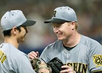 　近本を笑顔で迎えるネルソン（撮影・田中太一）