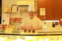 　阪神優勝の翌日から記念セール商品として販売される名物「たぬきケーキ」を紹介する西神戸センター街親交会・須留原光浩会長