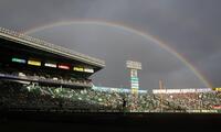 　試合前、空に虹が架かる甲子園球場（撮影・北村雅宏）