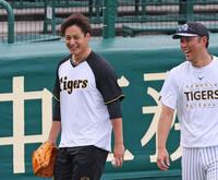 キャッチボールを終えて笑顔を見せる大竹（左）＝撮影・立川洋一郎