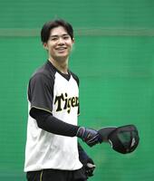 練習中に笑顔を見せる中野（撮影・北村雅宏）