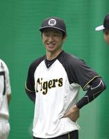 練習中に笑顔を見せる近本（撮影・北村雅宏）