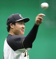 キャッチボールする大山（撮影・北村雅宏）