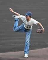 ファーストピッチセレモニーを務める俳優の岡部たかし（撮影・西田忠信）