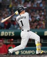 １回、同点適時打を放つ森下（撮影・北村雅宏）