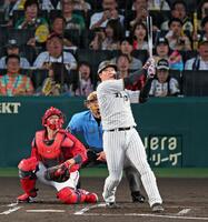１回、左翼スタンドへ満塁本塁打を放つ大山（撮影・立川洋一郎）
