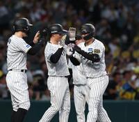 １回、勝ち越しとなる満塁本塁打を放ち、ナインに祝福される大山（右）＝撮影・北村雅宏