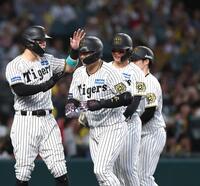 １回、勝ち越しとなる満塁本塁打を放ち、佐藤輝（左）に祝福される大山（左から２人目）＝撮影・北村雅宏