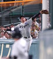 ５回、ファビアンの邪飛をジャンプして好捕する森下（撮影・北村雅宏）