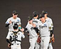 勝利を喜ぶ大山（右）ら阪神ナイン（撮影・西田忠信）
