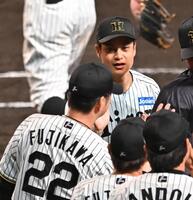 勝利投手になり、藤川監督（２２）とタッチを交わす大竹（撮影・西田忠信）