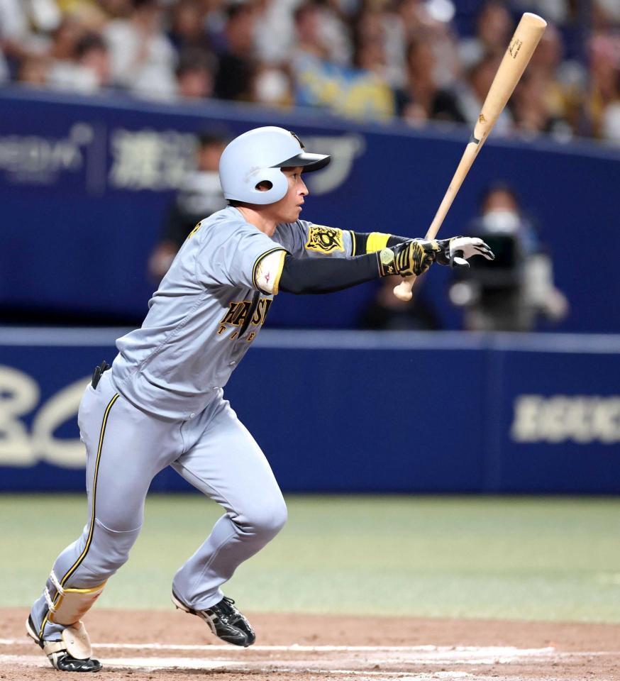 　９回、三塁打を放つ近本（撮影・北村雅宏）