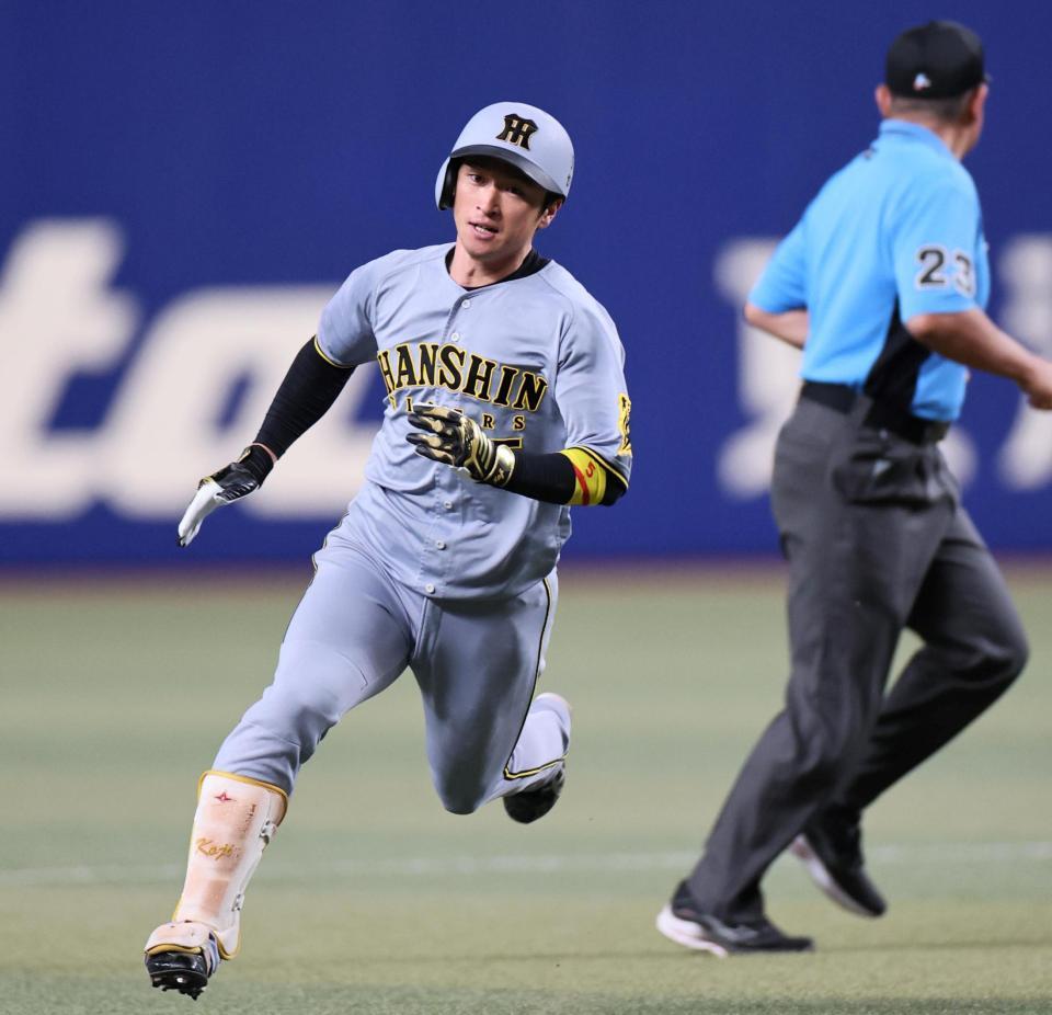 　９回、三塁打を放つ近本（撮影・田中太一）