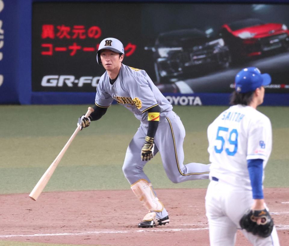 　９回、右中間へ三塁打を放つ近本（撮影・立川洋一郎）