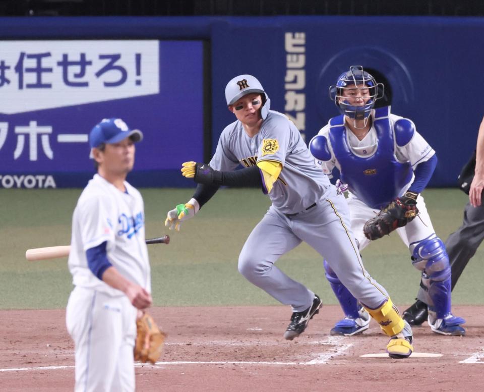 　４回、左前打を放つ森下（撮影・立川洋一郎）