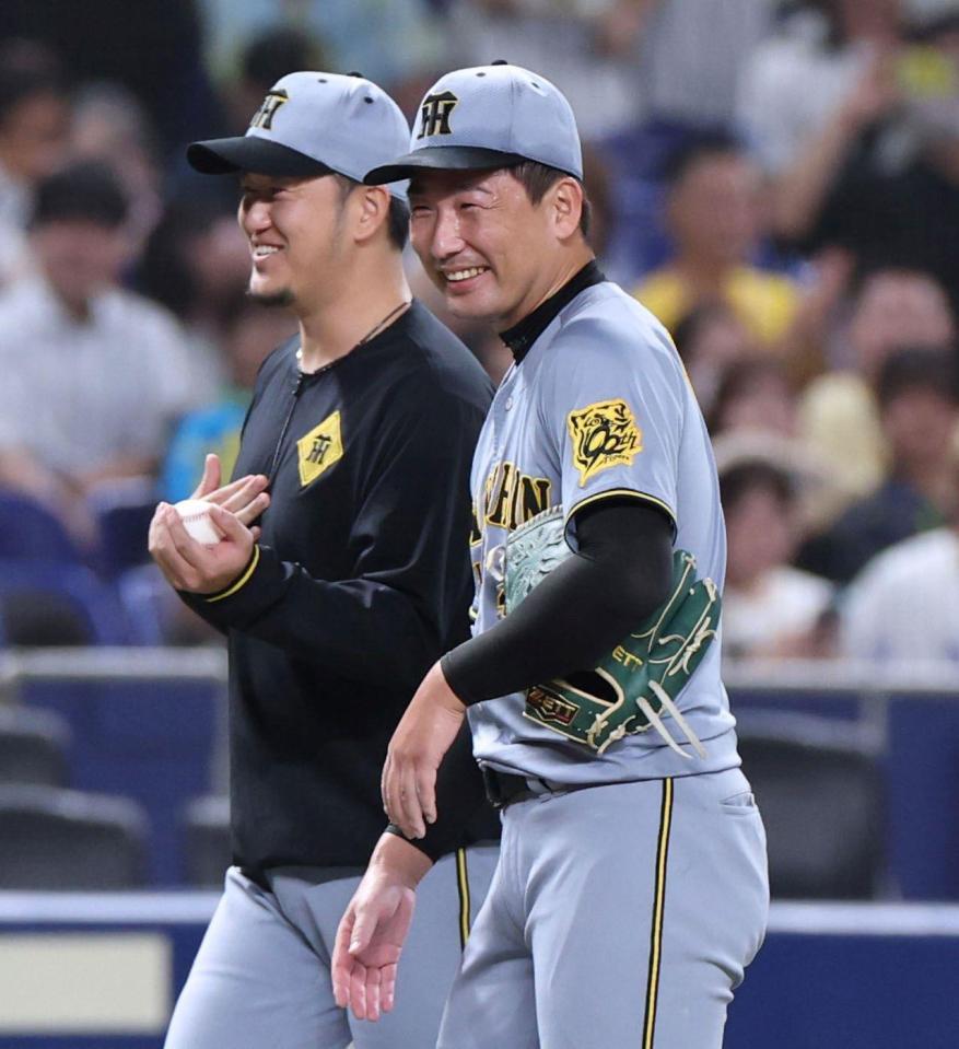　９回、最後を締めた岩崎は岩貞（左）と笑顔を見せる（撮影・北村雅宏）