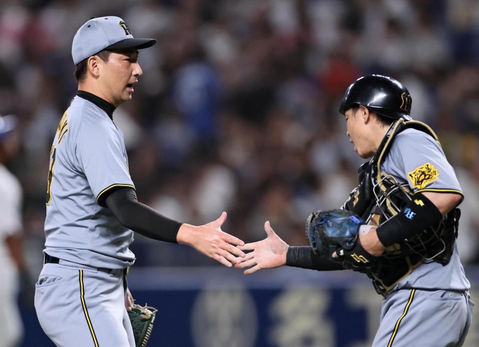 　最後を締め、梅野と握手をする岩崎（撮影・田中太一）