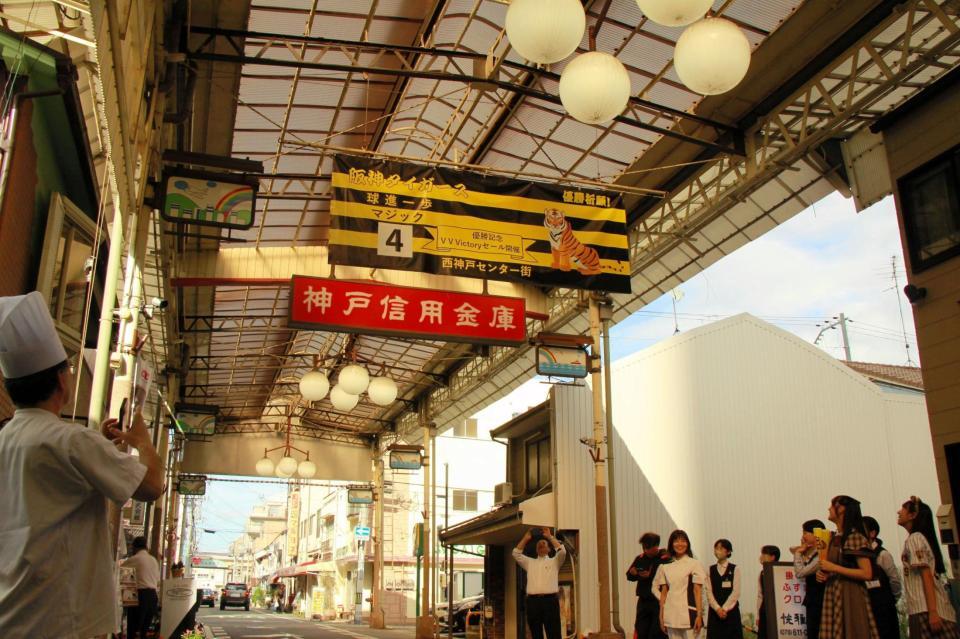 　西神戸センター街に掲げられた阪神の優勝祈願フラッグ