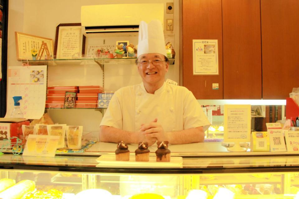 　阪神優勝の翌日から記念セール商品として販売される名物「たぬきケーキ」を紹介する西神戸センター街親交会・須留原光浩会長