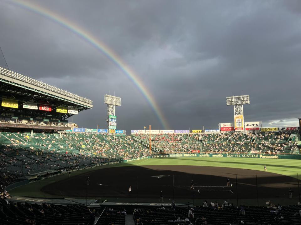 甲子園球場の上空にかかった虹（撮影・西田忠信）