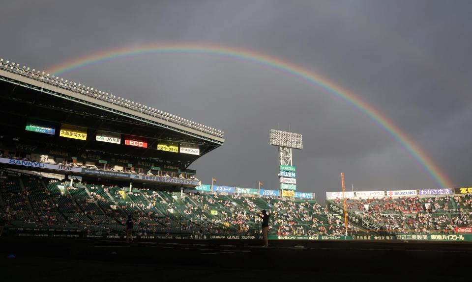 　試合前、空に虹が架かる甲子園球場（撮影・北村雅宏）