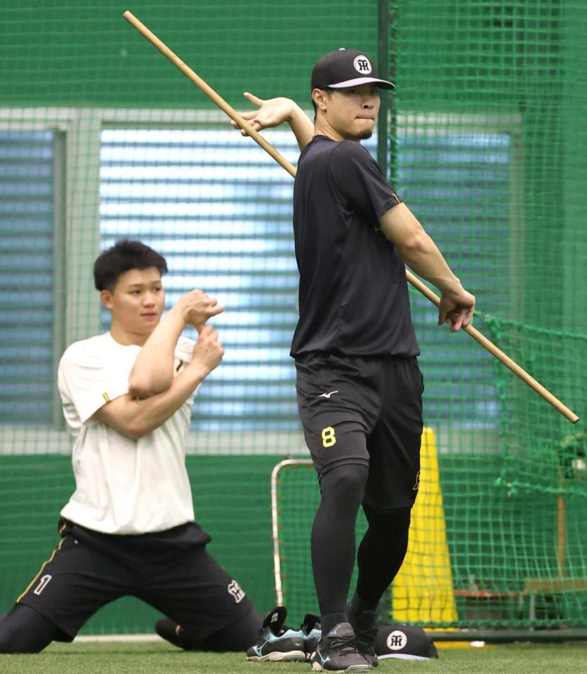 体をほぐす森下と佐藤輝（右）＝撮影・北村雅宏