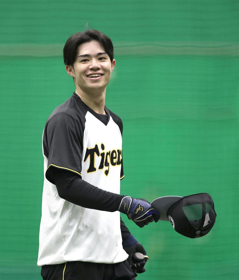 練習中に笑顔を見せる中野（撮影・北村雅宏）