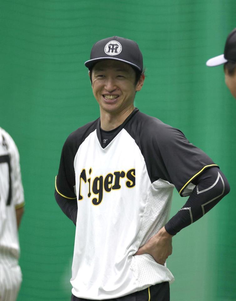 練習中に笑顔を見せる近本（撮影・北村雅宏）