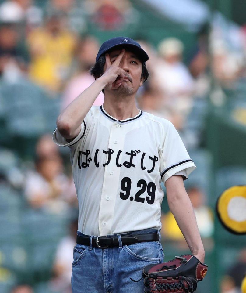 ファーストピッチセレモニーを務める岡部たかし（撮影・北村雅宏）