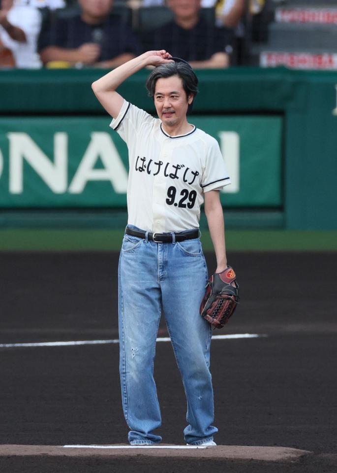 ファーストピッチセレモニーに登場した岡部たかし（撮影・立川洋一郎）