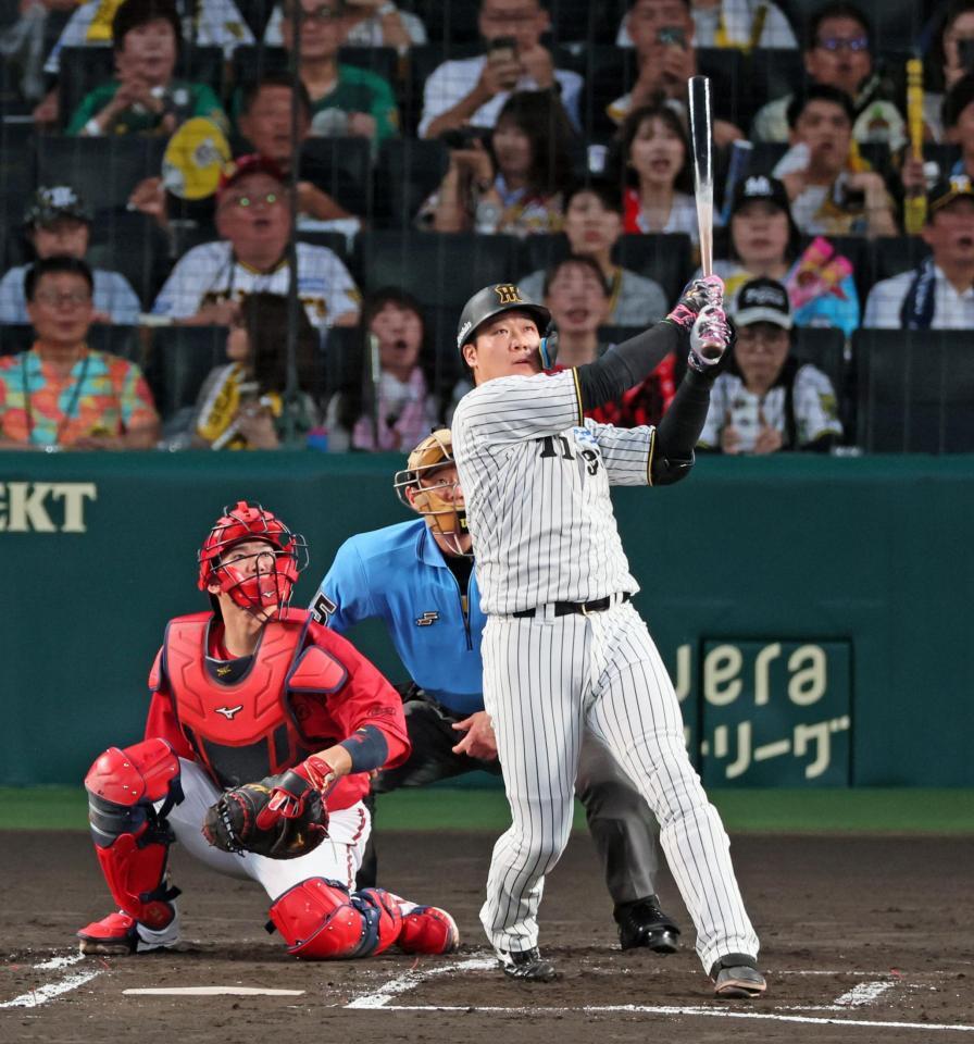 １回、左翼スタンドへ満塁本塁打を放つ大山（撮影・立川洋一郎）