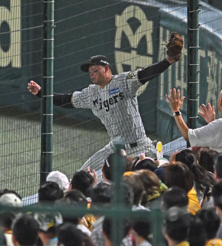 ５回、ファビアンの飛球をフェンスにぶつかりながら好捕する森下（撮影・西田忠信）