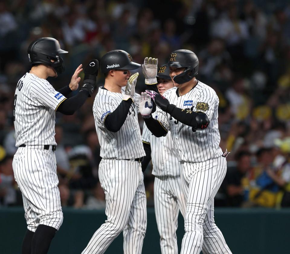 １回、勝ち越しとなる満塁本塁打を放ち、ナインに祝福される大山（右）＝撮影・北村雅宏