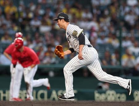 １回、暴投で中村奨（左）に先制の生還を許す大竹（撮影・北村雅宏）